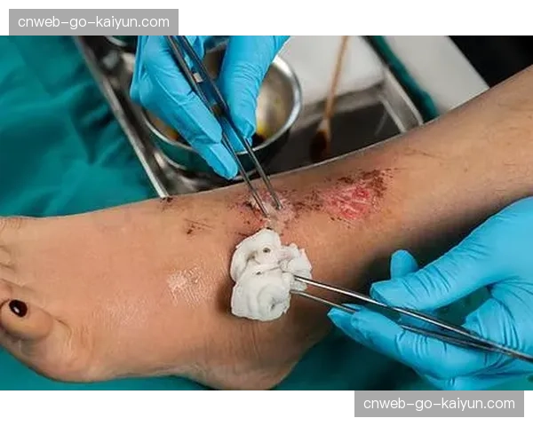 特写：笼边医生检查伤口时，挑战者眼中闪烁的坚毅与不甘