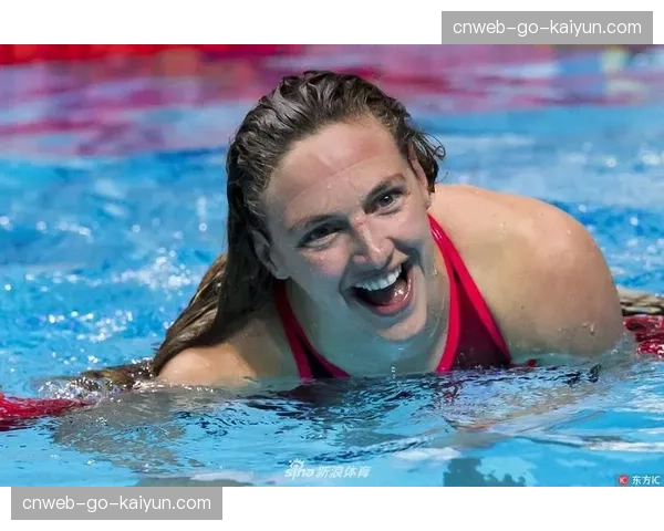 特写：泳池边的拥抱——匈牙利传奇泳手霍斯祖赛后与年轻对手相互鼓励